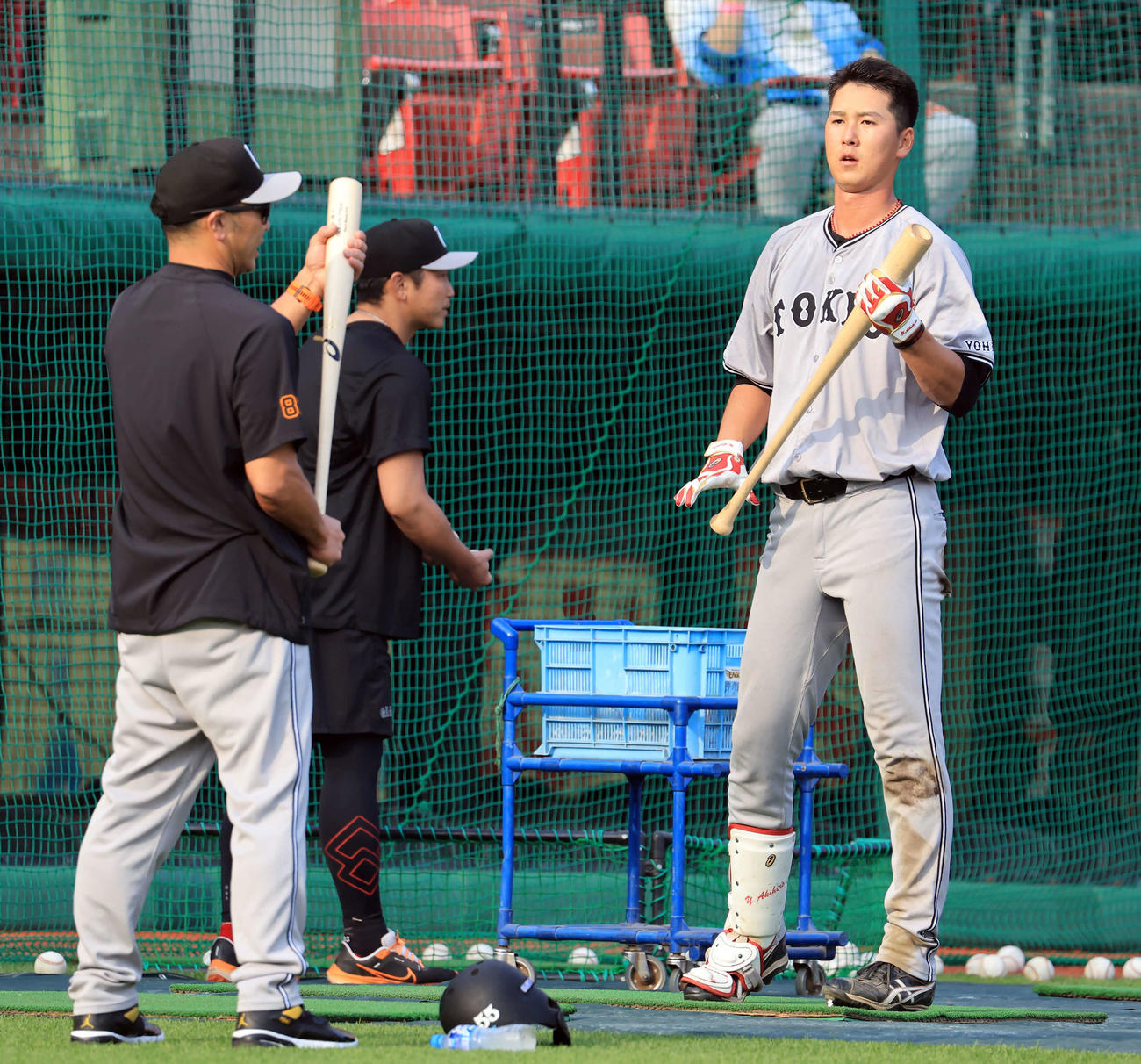 楽天対巨人　試合前、巨人阿部慎之助監督（左）から打撃指導を受ける秋広優人（2024年6月12日撮影）