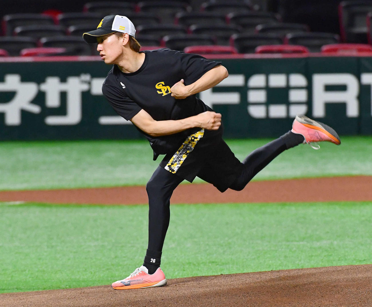 マウンドで動きを確認する大津（撮影・岩下翔太）