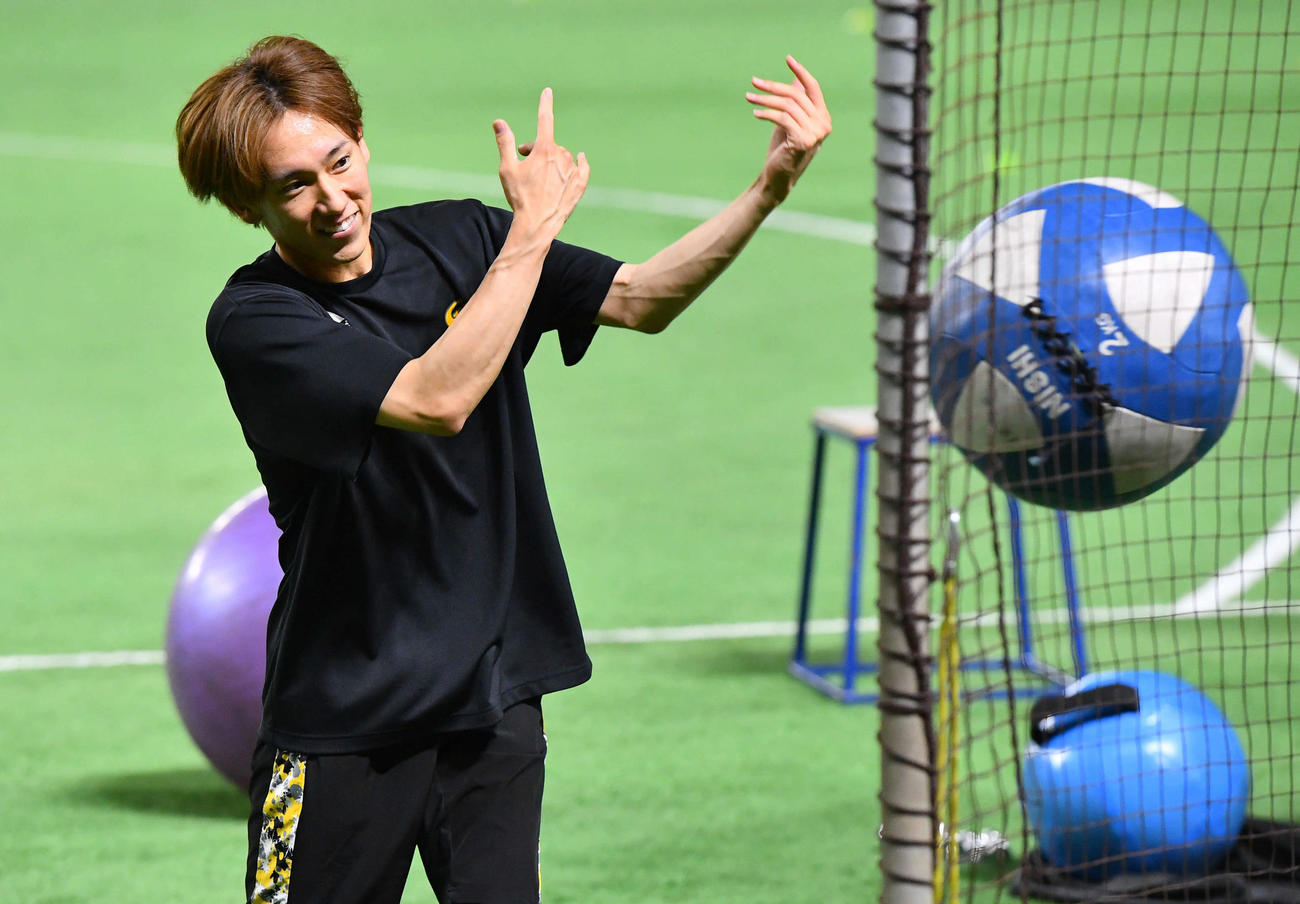 メディシンボールを投げる大津（撮影・岩下翔太）