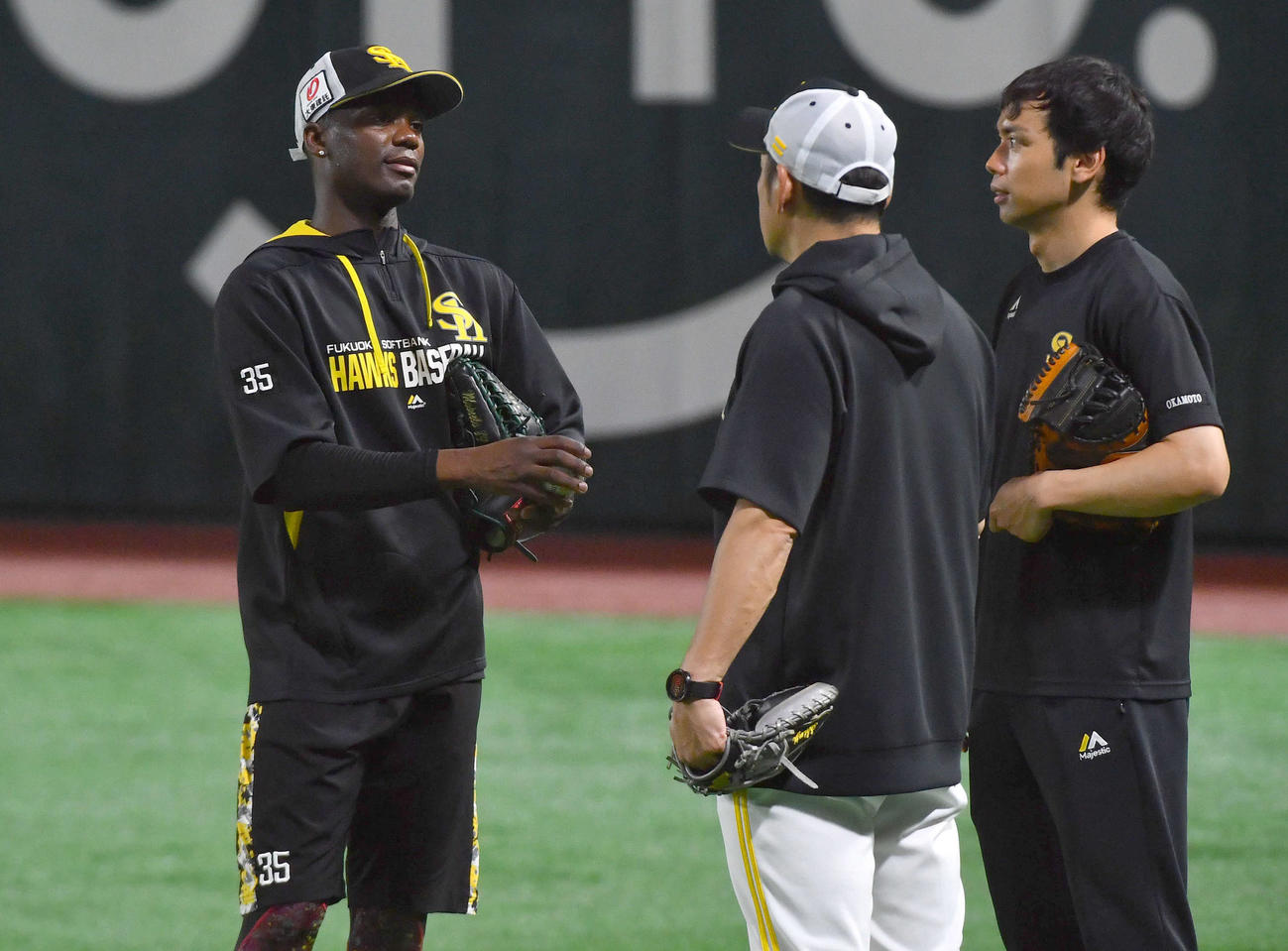 キャッチボールを終え、倉野コーチ（右から2人目）と話すモイネロ（撮影・岩下翔太）
