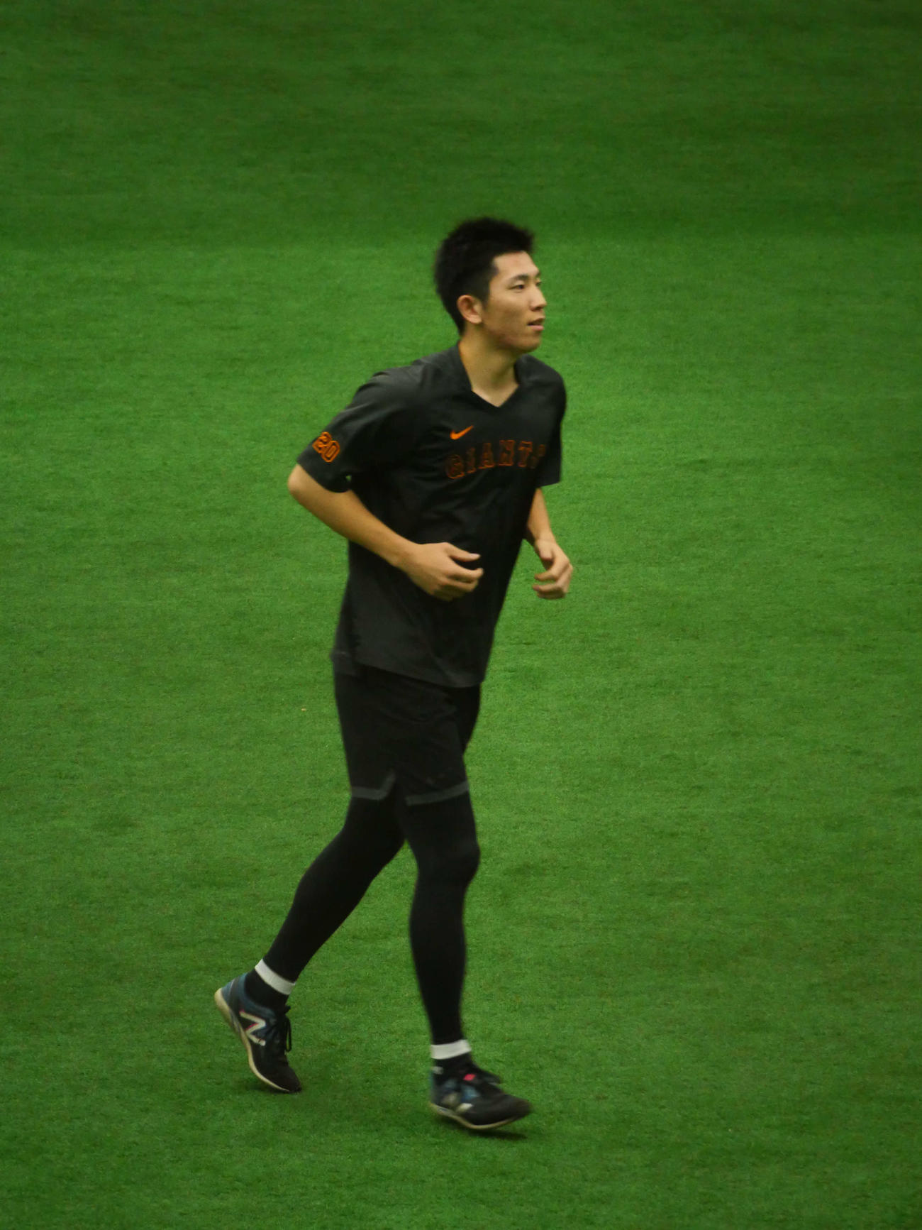 ランニングをする巨人戸郷（撮影・上田悠太）