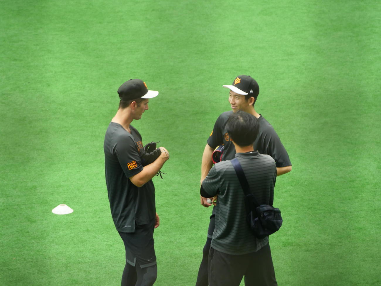 巨人グリフィン（左）と話をする戸郷（撮影・上田悠太）