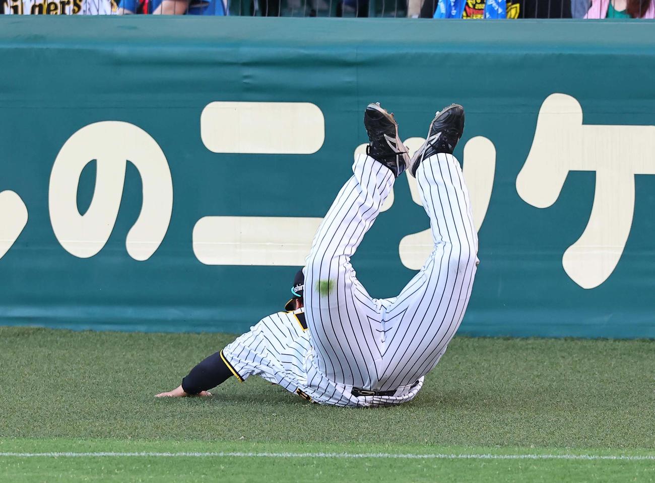 阪神対日本ハム　2回表日本ハム1死、前川は水野の左邪飛を好捕する（撮影・上田博志）