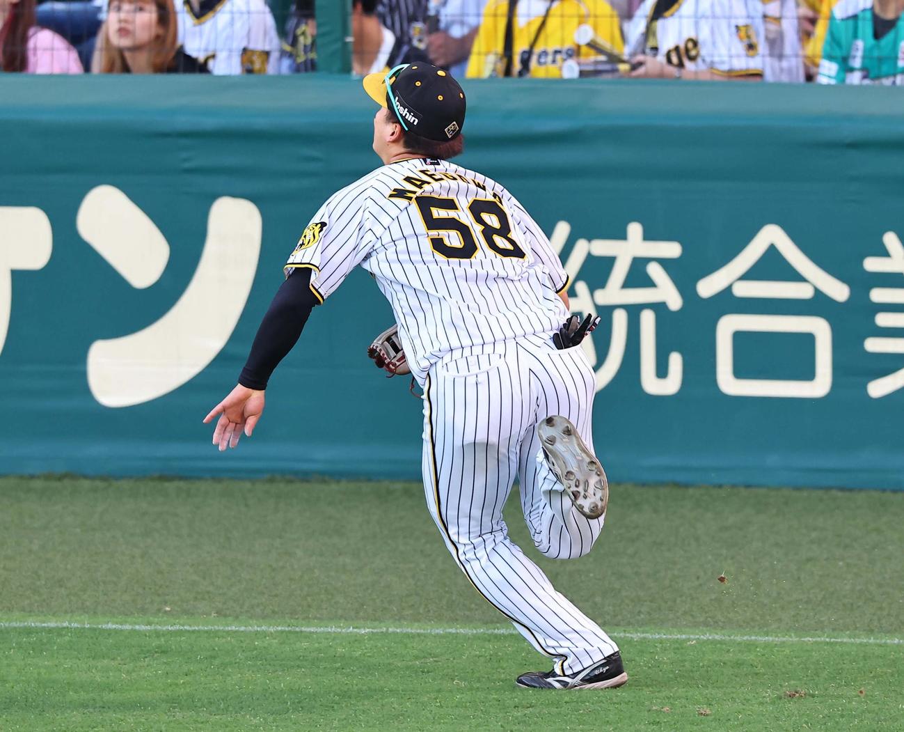 阪神対日本ハム　2回表日本ハム1死、前川は水野の左邪飛を好捕する（撮影・上田博志）