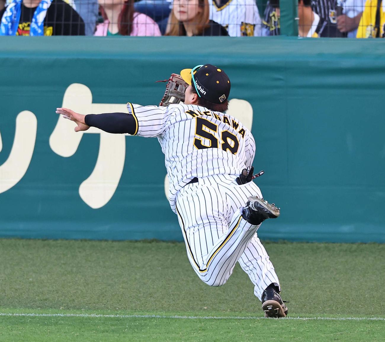 阪神対日本ハム　2回表日本ハム1死、前川は水野の左邪飛を好捕する（撮影・上田博志）