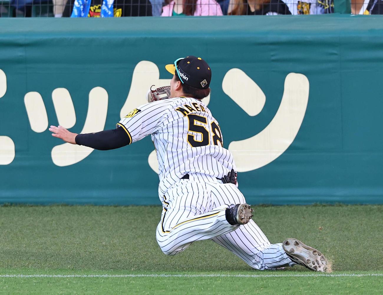 阪神対日本ハム　2回表日本ハム1死、前川は水野の左邪飛を好捕する（撮影・上田博志）