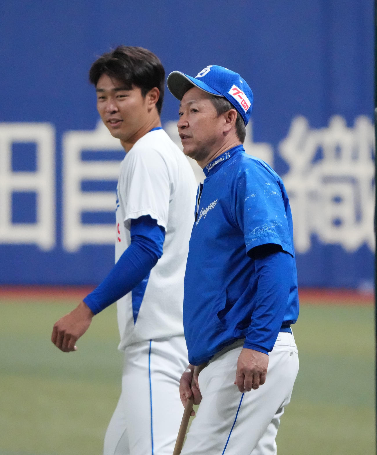 立浪監督（右）と言葉を交わす高橋宏斗（2024年5月撮影）