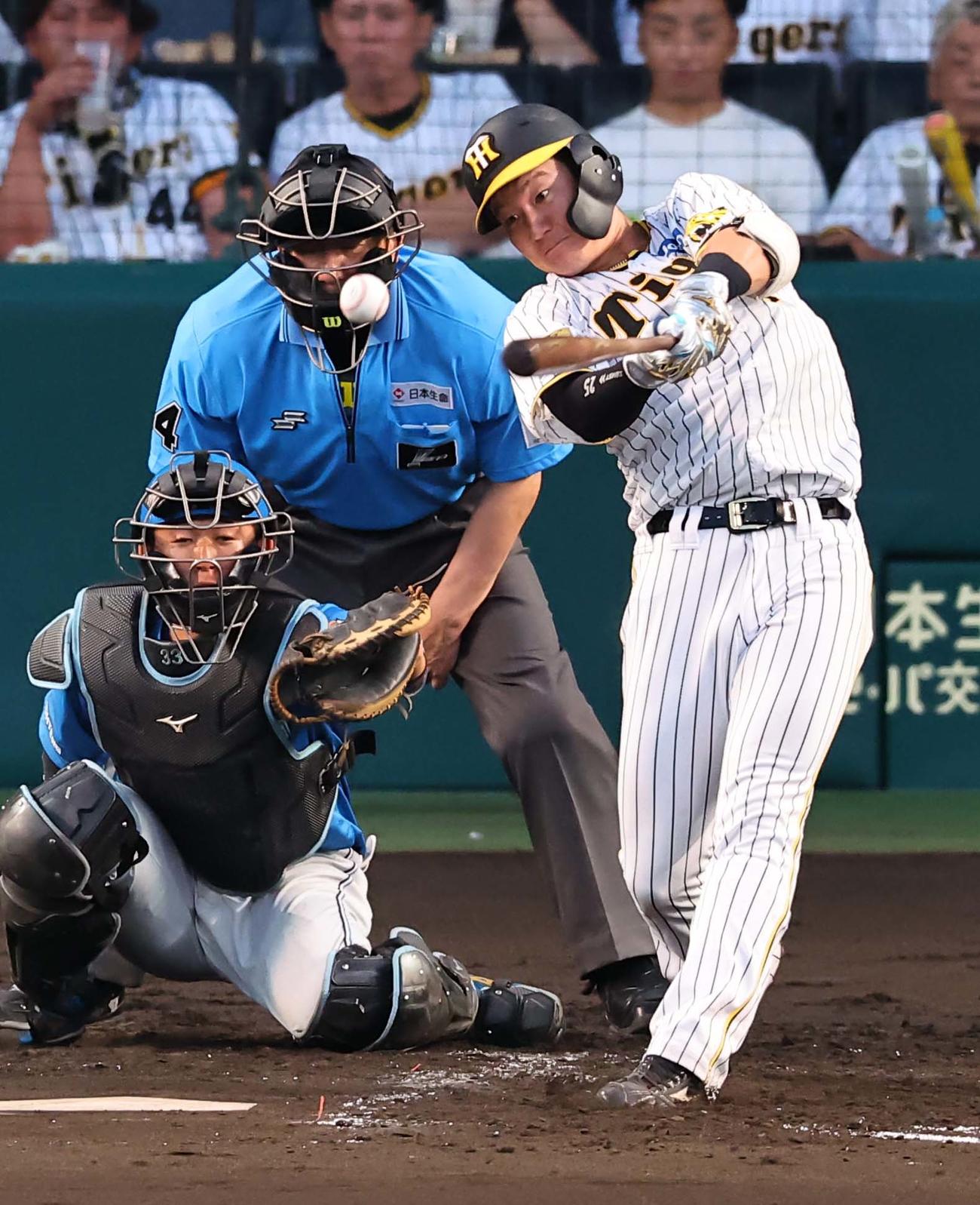 阪神対日本ハム　4回裏阪神2死、渡辺は中前打を放つ（撮影・上田博志）