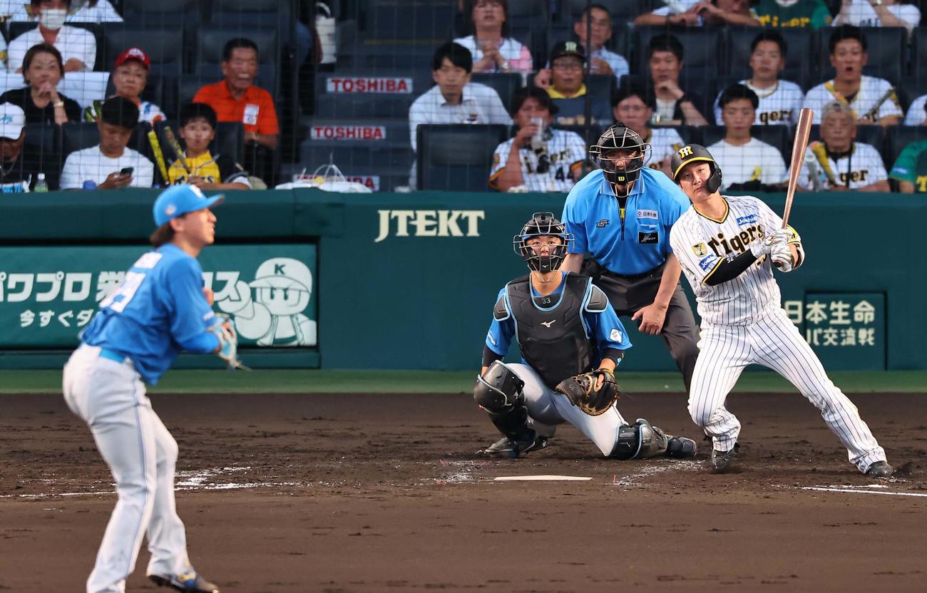阪神対日本ハム　4回裏阪神2死、渡辺は中前打を放つ（撮影・上田博志）