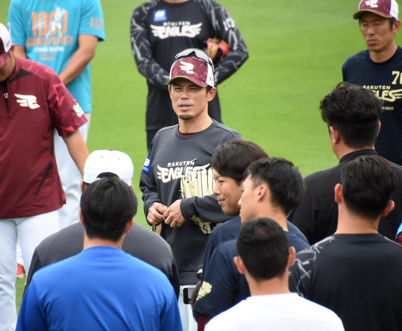交流戦優勝後初の全体練習で選手、スタッフに訓示する楽天今江監督（撮影・山田愛斗）