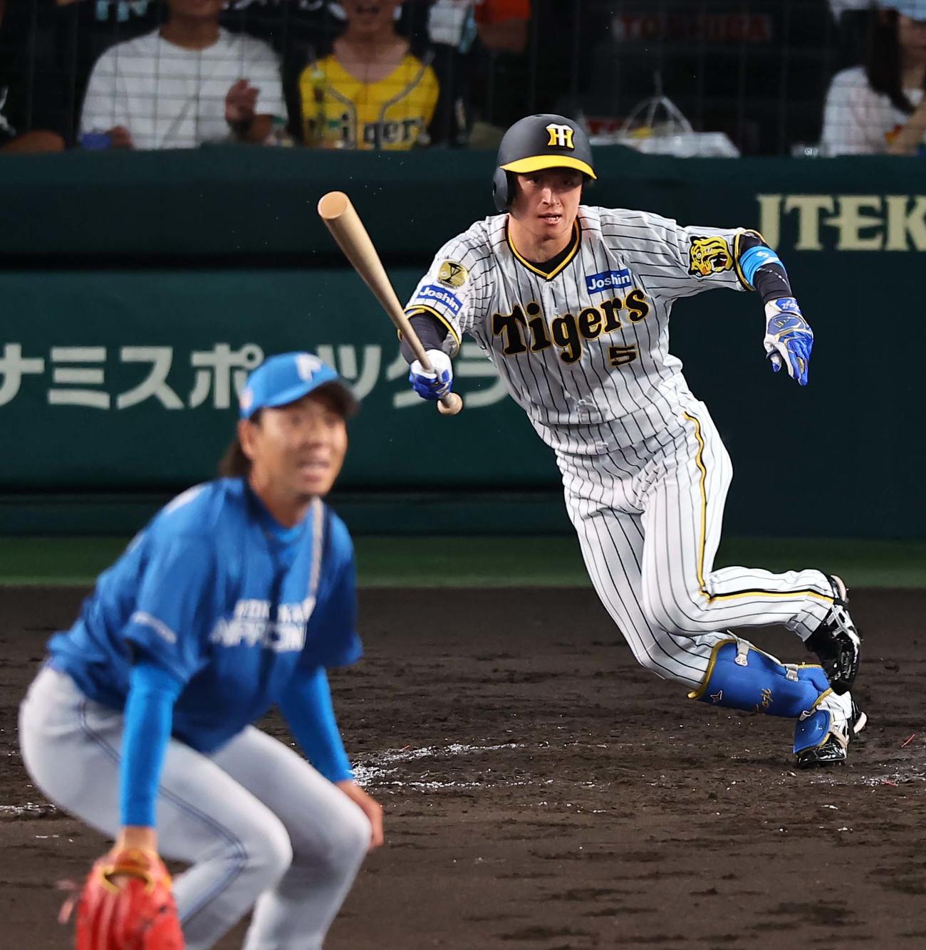阪神対日本ハム　5回裏阪神2死満塁、近本は中前に先制適時打を放つ。投手は宮西（撮影・上田博志）