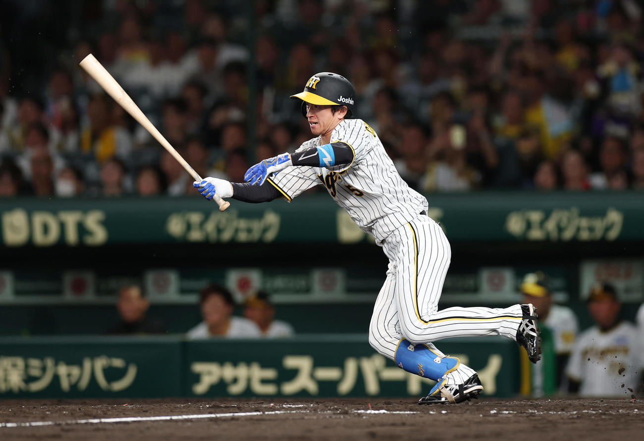 阪神対日本ハム　5回裏阪神2死満塁、先制中前適時打を放つ近本（撮影・前田充）
