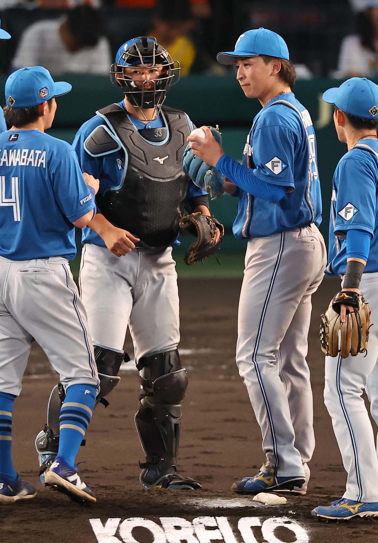 阪神対日本ハム　5回裏阪神無死一塁、細野（中央右）に声を掛ける進藤（左から2人目）（撮影・上田博志）