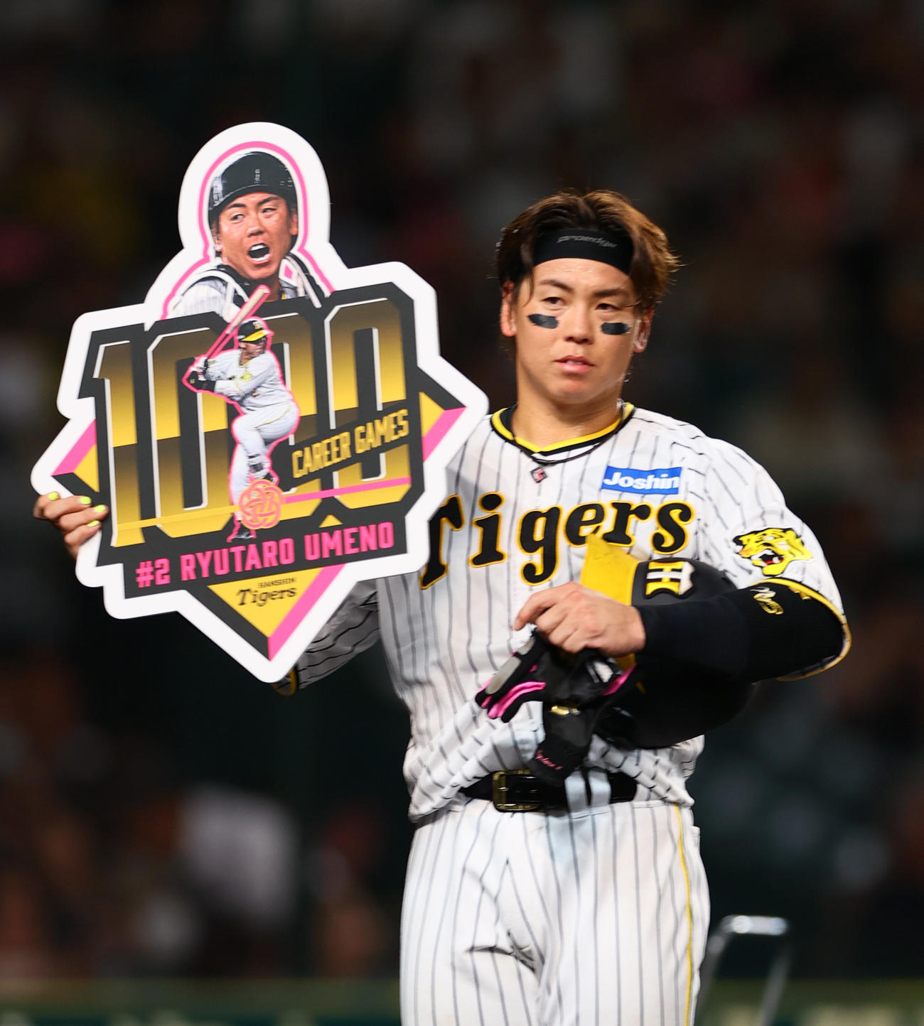 阪神対日本ハム　阪神梅野は1000試合出場を記録し記念ボードを手にする（撮影・上山淳一）