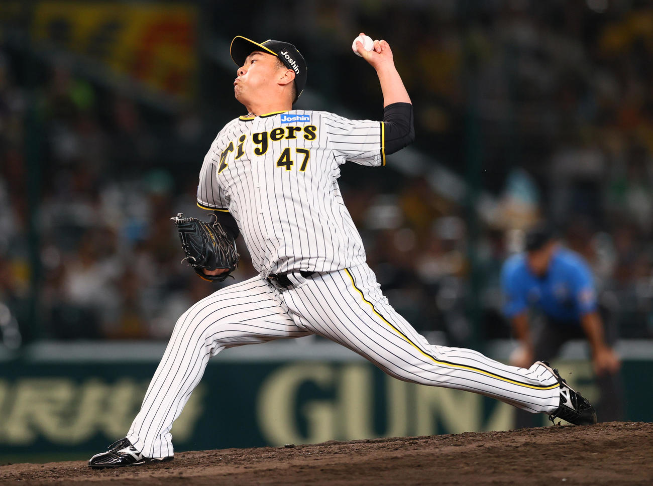 阪神対日本ハム　7回表日本ハム1死一塁、石井に代わり桐敷が登板する（撮影・上山淳一）