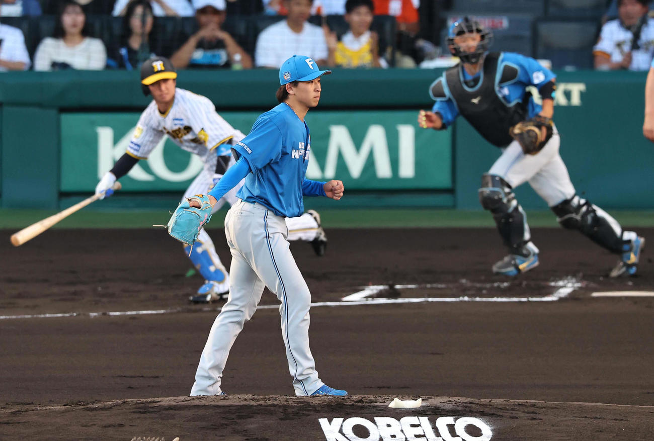 阪神対日本ハム　1回裏阪神無死、プロ初先発の細野は近本を三ゴロに打ち取る。捕手は進藤（撮影・上田博志）