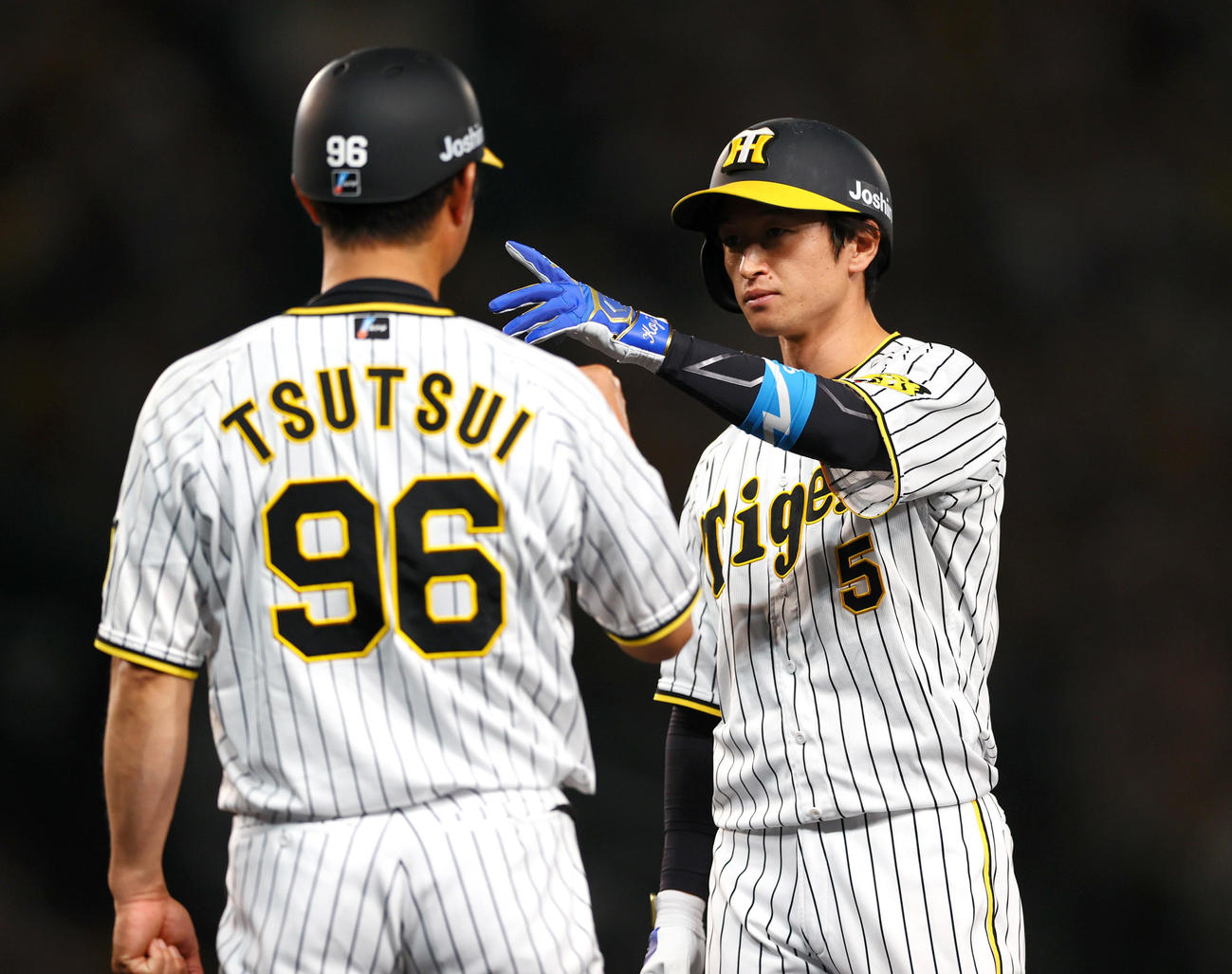 阪神対日本ハム　5回裏阪神2死満塁、近本は先制の中前適時打を放ちベンチへ向かってポーズする（撮影・上山淳一）