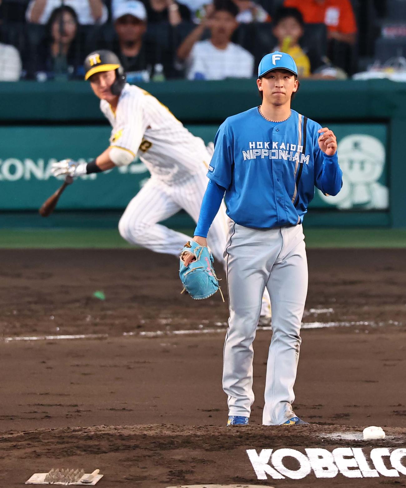 阪神対日本ハム　4回裏阪神2死、細野は渡辺に中前打を浴びる（撮影・上田博志）