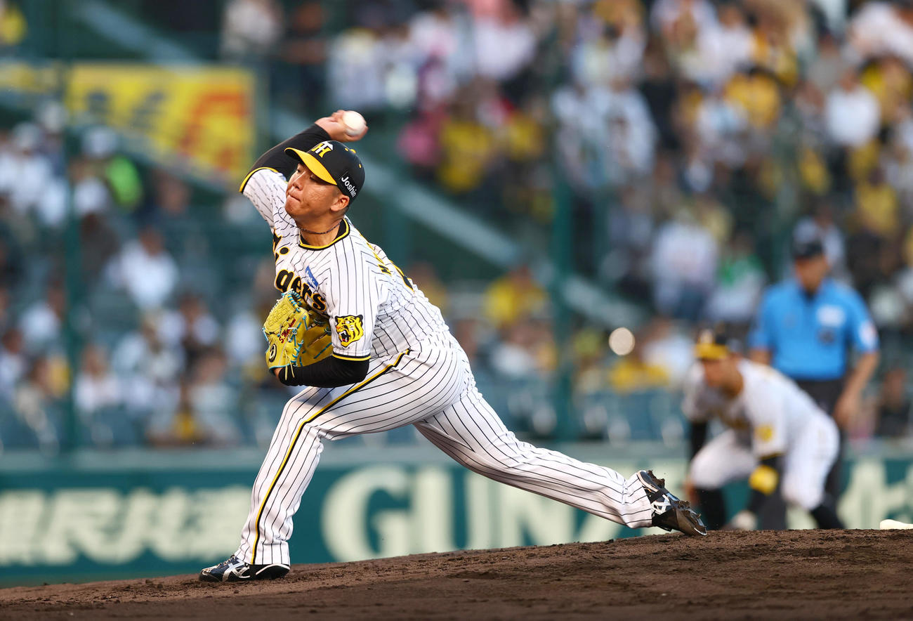 阪神対日本ハム　力投する阪神先発の村上（撮影・上山淳一）