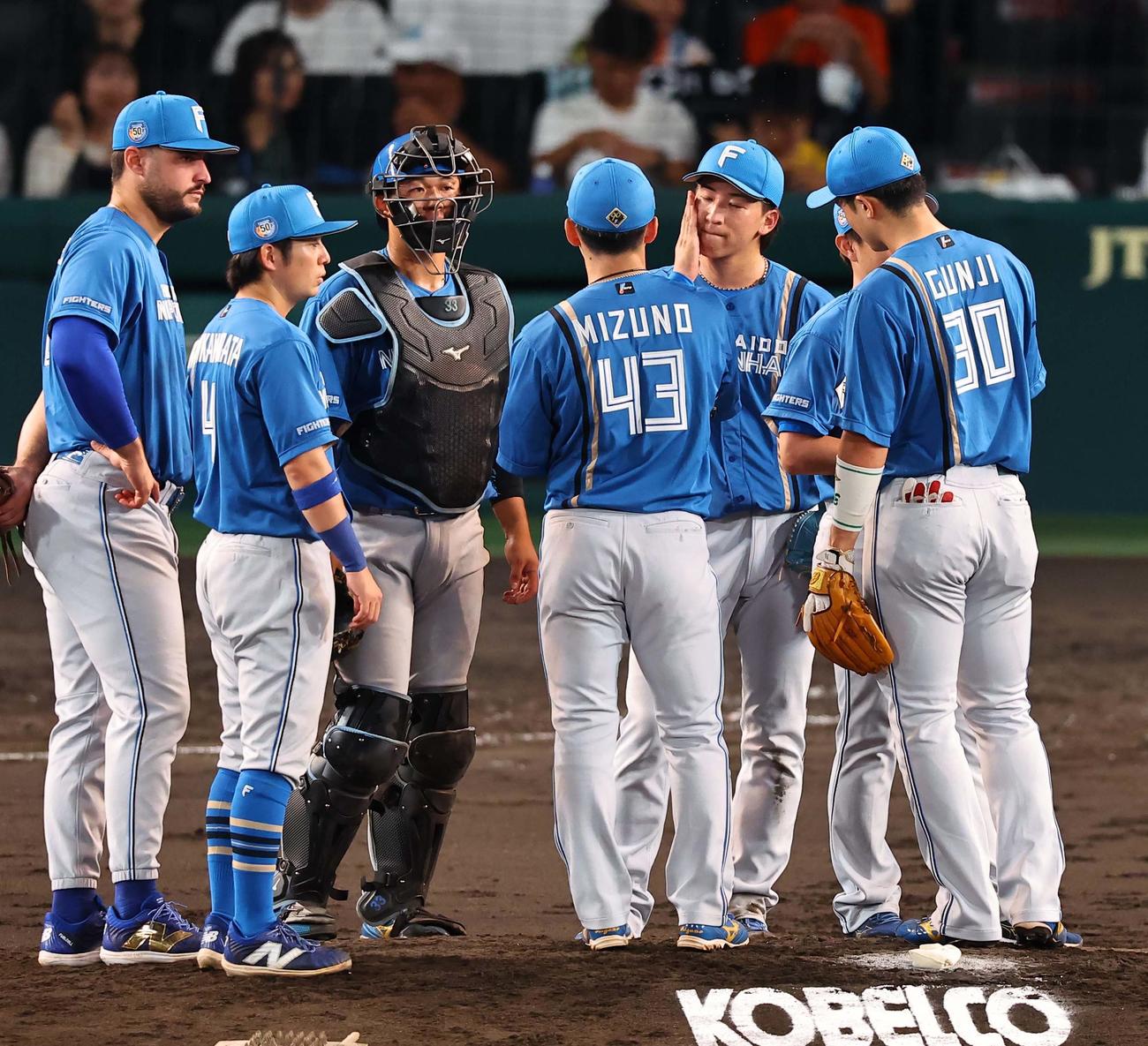 阪神対日本ハム　5回裏阪神1死満塁、交代する細野（右から3人目）は自分の頬をペチンとたたく（撮影・上田博志）