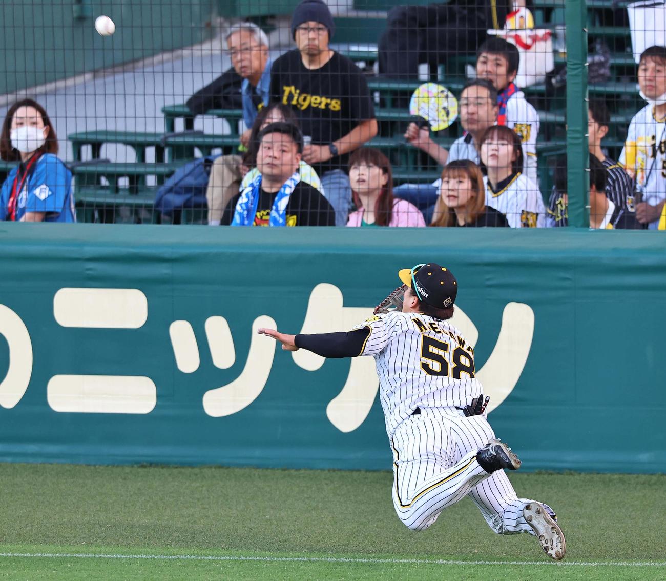 阪神対日本ハム　2回表日本ハム1死、前川は水野の左邪飛を好捕する（撮影・上田博志）