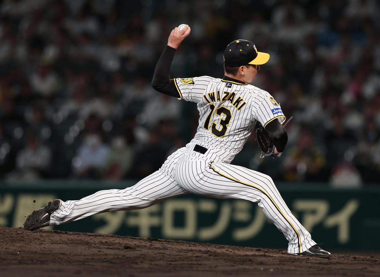 阪神対日本ハム　力投する阪神4番手の岩崎（撮影・前田充）