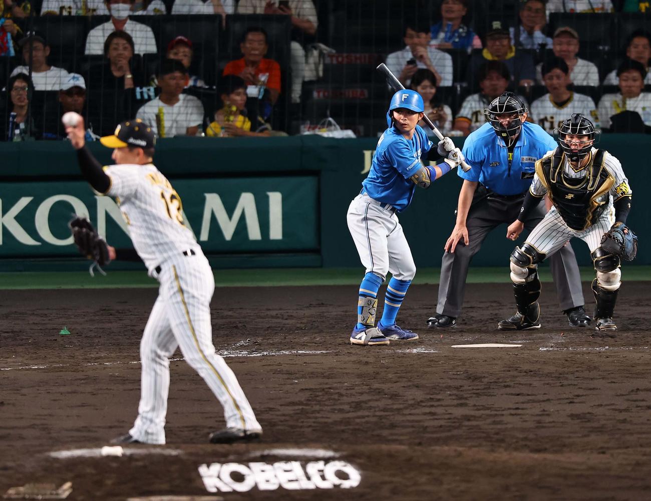 阪神対日本ハム　9回表日本ハム2死一塁、岩崎はけん制球で水野を誘い出す（撮影・上田博志）