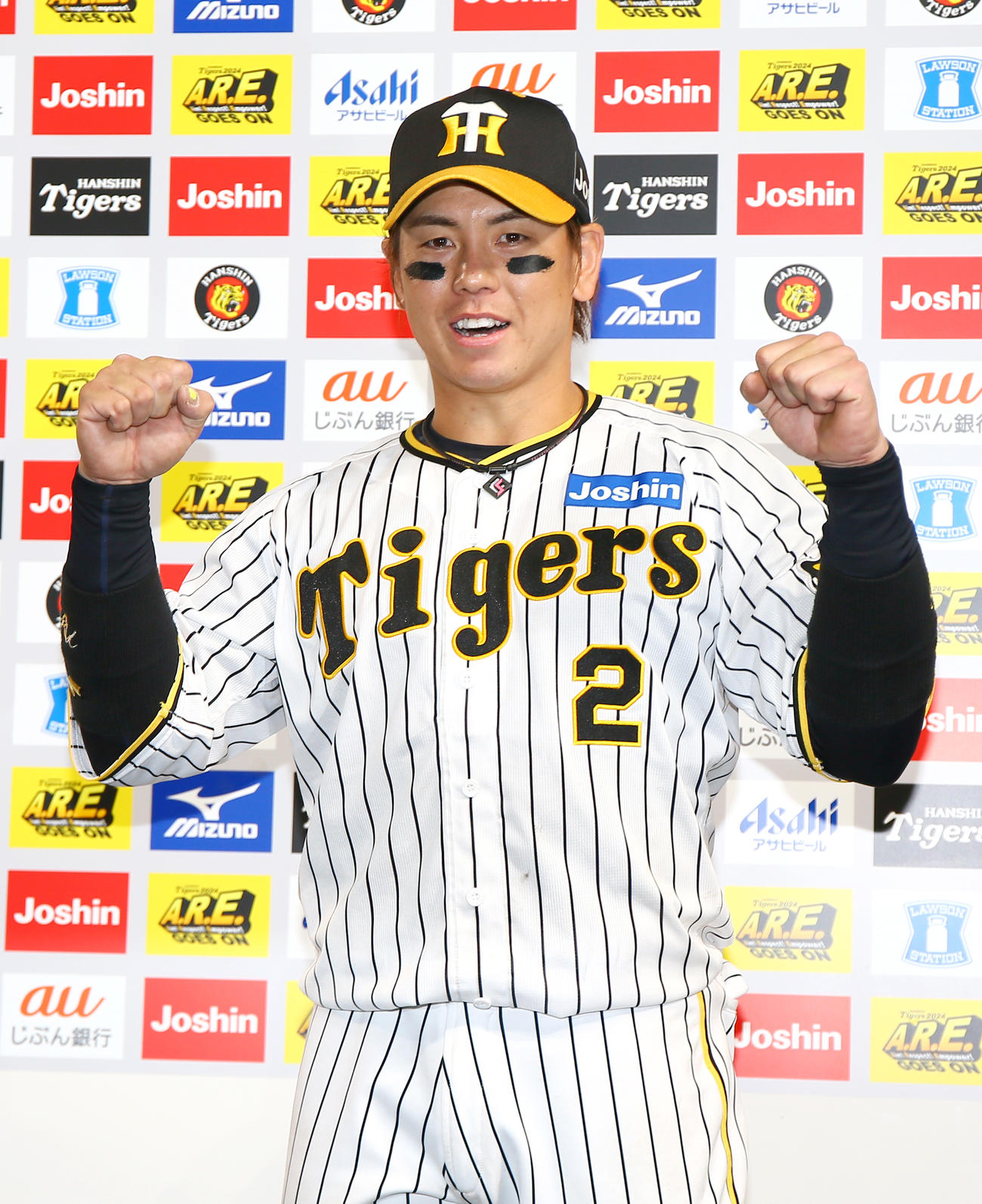 阪神対日本ハム　ヒーローインタビュー後、笑顔で記念撮影する梅野（撮影・上山淳一）