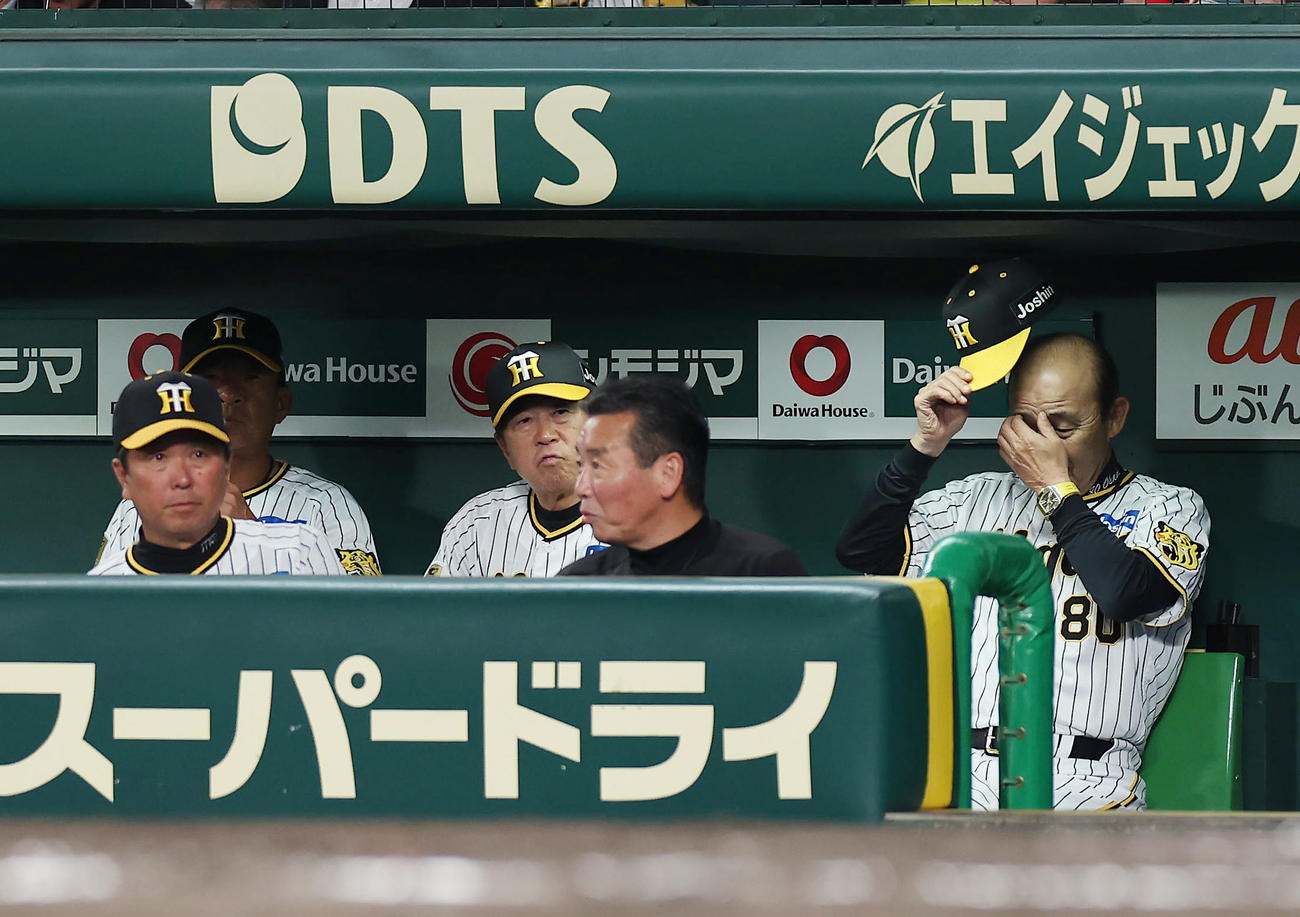 阪神対日本ハム　7回、ベンチで厳しい表情を見せる阪神岡田監督（右端）ら（撮影・前田充）