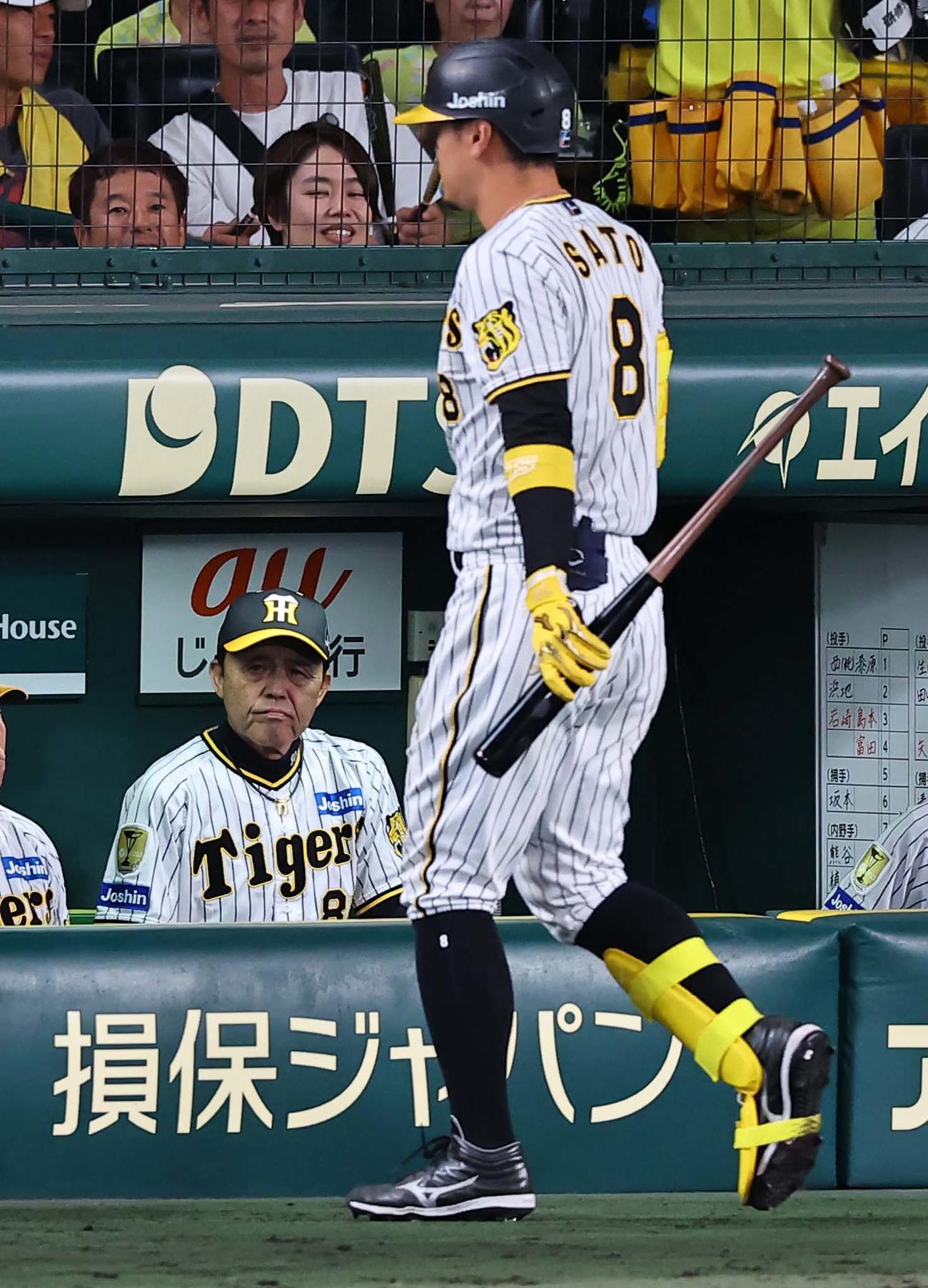 阪神対日本ハム　8回裏阪神1死、佐藤輝は三振に倒れベンチに引き揚げる。左は岡田監督（撮影・上田博志）