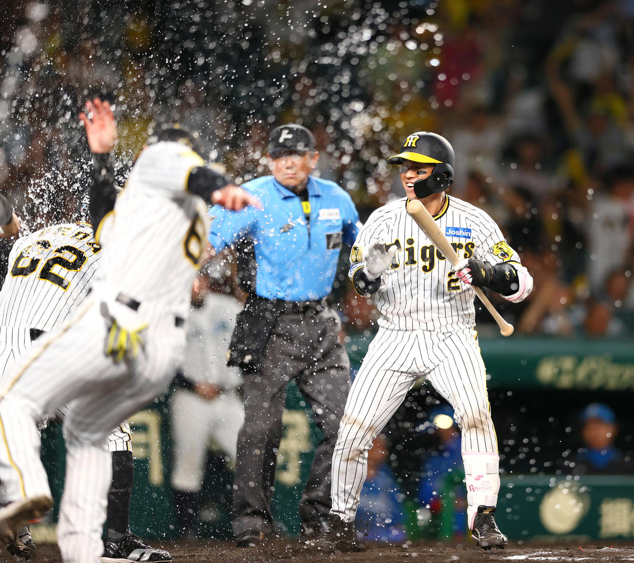 阪神対日本ハム　11回裏阪神1死二、三塁、日本ハム矢沢の暴投でサヨナラ勝ちを決め喜ぶ梅野（右）ら阪神ナイン（撮影・上山淳一）