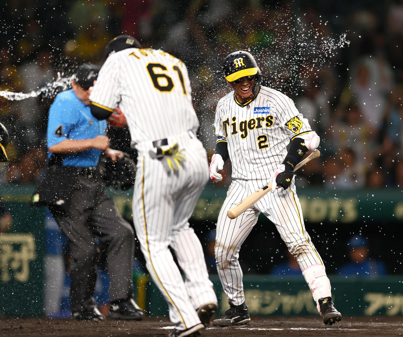 阪神対日本ハム　11回裏阪神1死二、三塁、日本ハム矢沢の暴投でサヨナラ勝ちを決めナインと歓喜する梅野（右）（撮影・上山淳一）