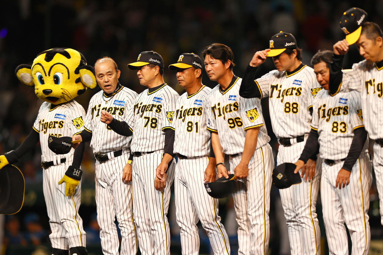 阪神対日本ハム　日本ハムにサヨナラで勝利しスタンドのファンにあいさつする阪神岡田監督（左）（撮影・上山淳一）