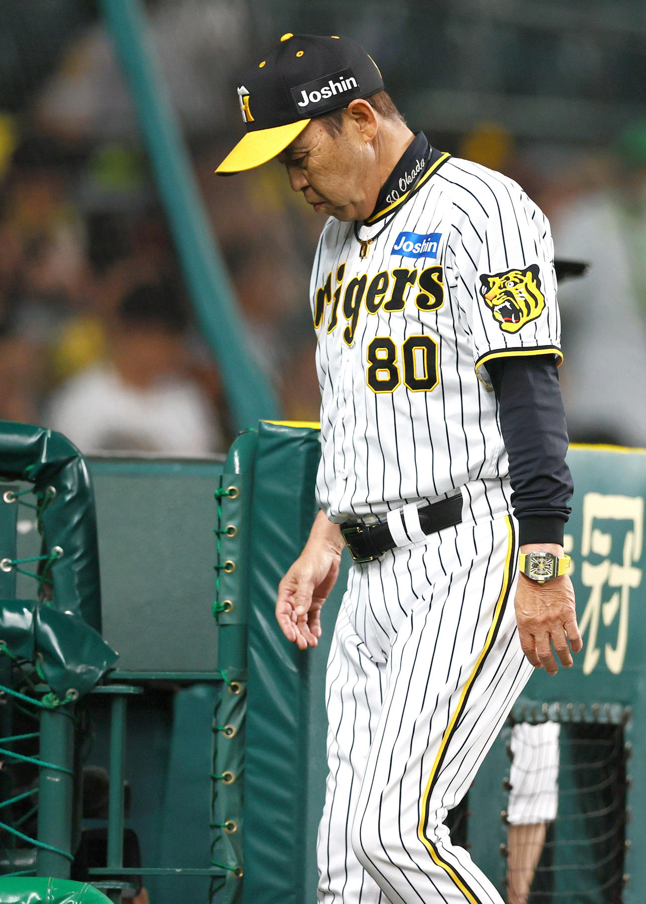阪神対日本ハム　8回裏終了後、阪神岡田監督は選手交代を告げベンチへ戻る（撮影・上山淳一）