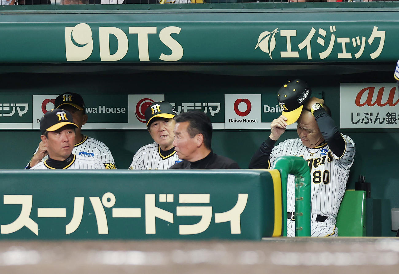 阪神対日本ハム　7回、ベンチで厳しい表情を見せる阪神岡田監督（右端）ら（撮影・前田充）