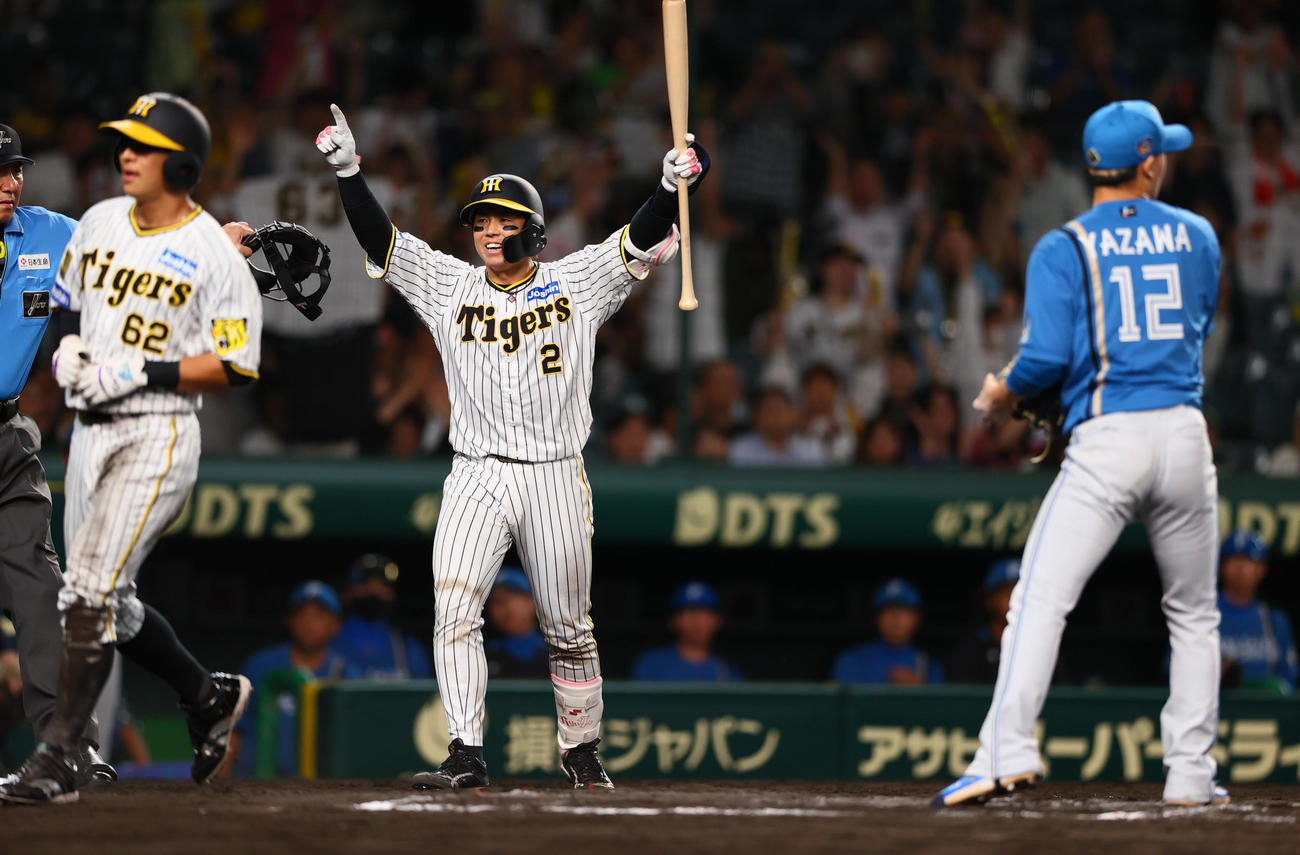 阪神対日本ハム　11回裏阪神1死一、三塁、梅野の時、矢沢（右）の暴投で三走植田がサヨナラ生還する（撮影・上山淳一）