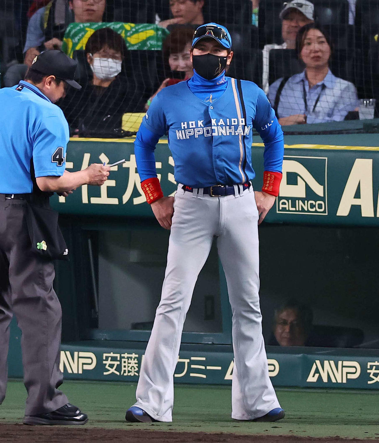 阪神対日本ハム　選手交代を告げる新庄監督（撮影・上田博志）