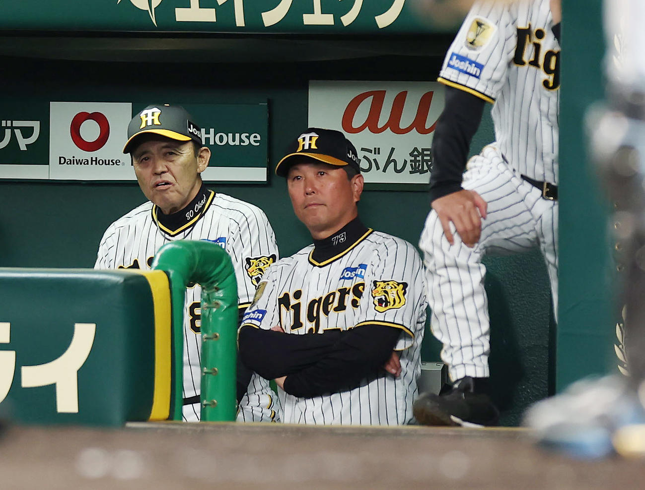 阪神対日本ハム　5回裏阪神1死満塁、原口の右邪飛で三走森下がタッチアップできず、ベンチで厳しい表情を見せる岡田監督（左）（撮影・前田充）