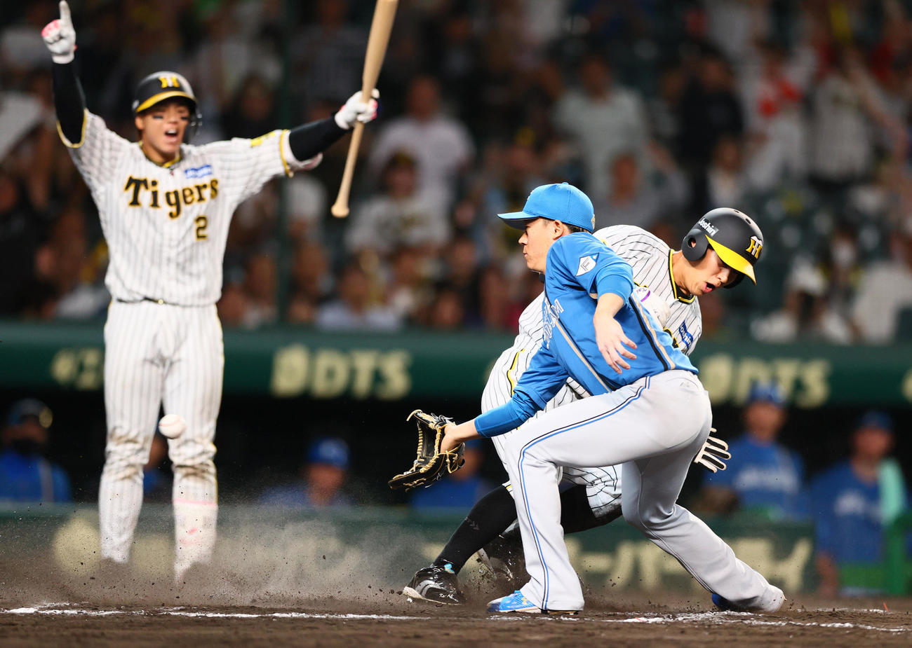 阪神対日本ハム　11回裏阪神1死二、三塁、梅野の時、矢沢（手前）の暴投で三走植田がサヨナラ生還する（撮影・上山淳一）