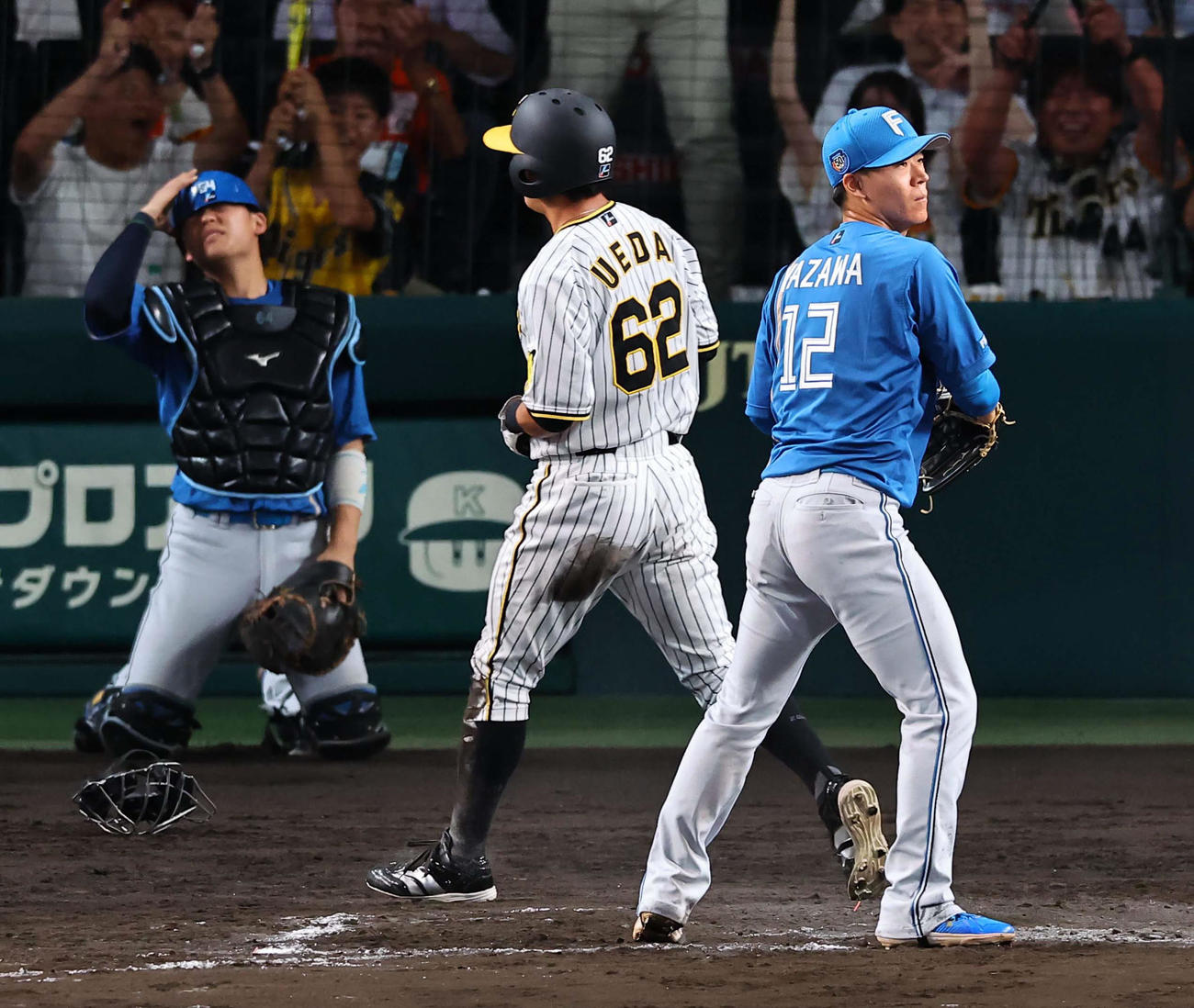 阪神対日本ハム　11回裏阪神1死二、三塁、矢沢（右）は暴投で植田海のサヨナラの生還を許す（撮影・上田博志）
