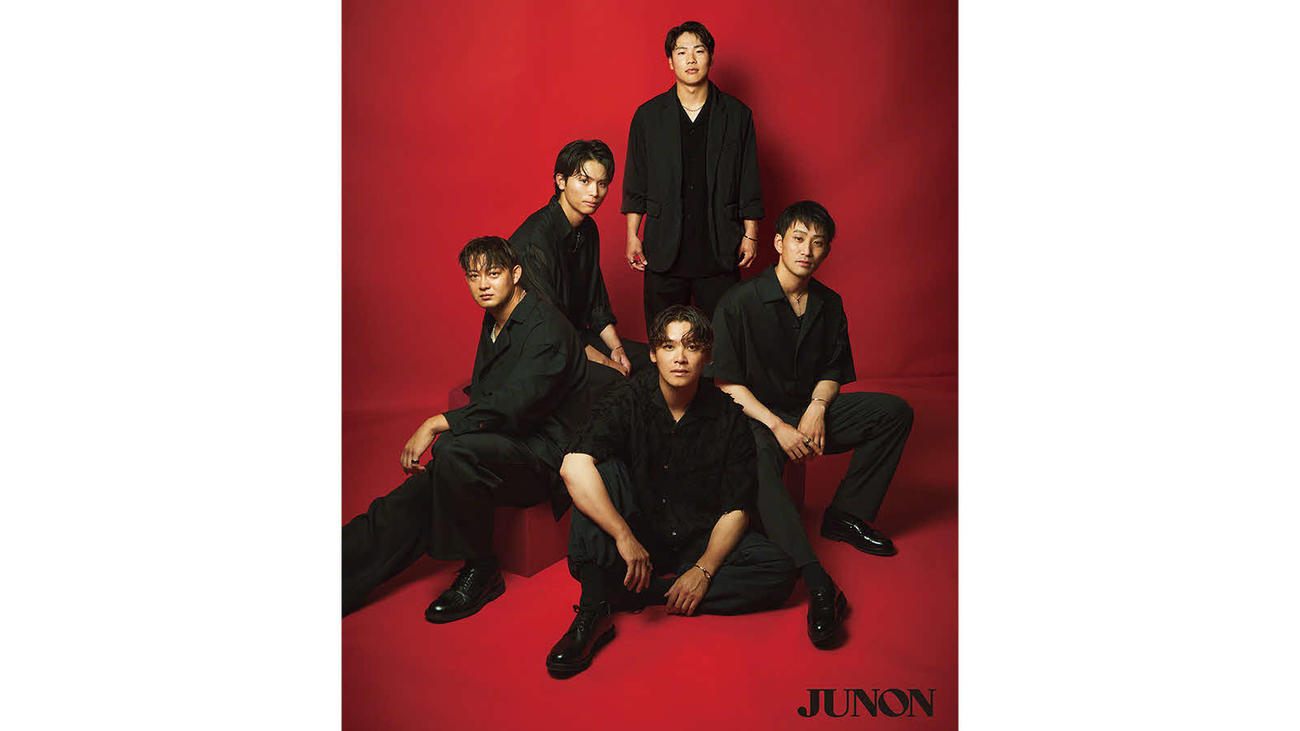 「JUNON」8月号に登場するロッテ選手たち、前列中央から時計回りに石川慎、佐藤，和田、友杉、小島（球団提供）
