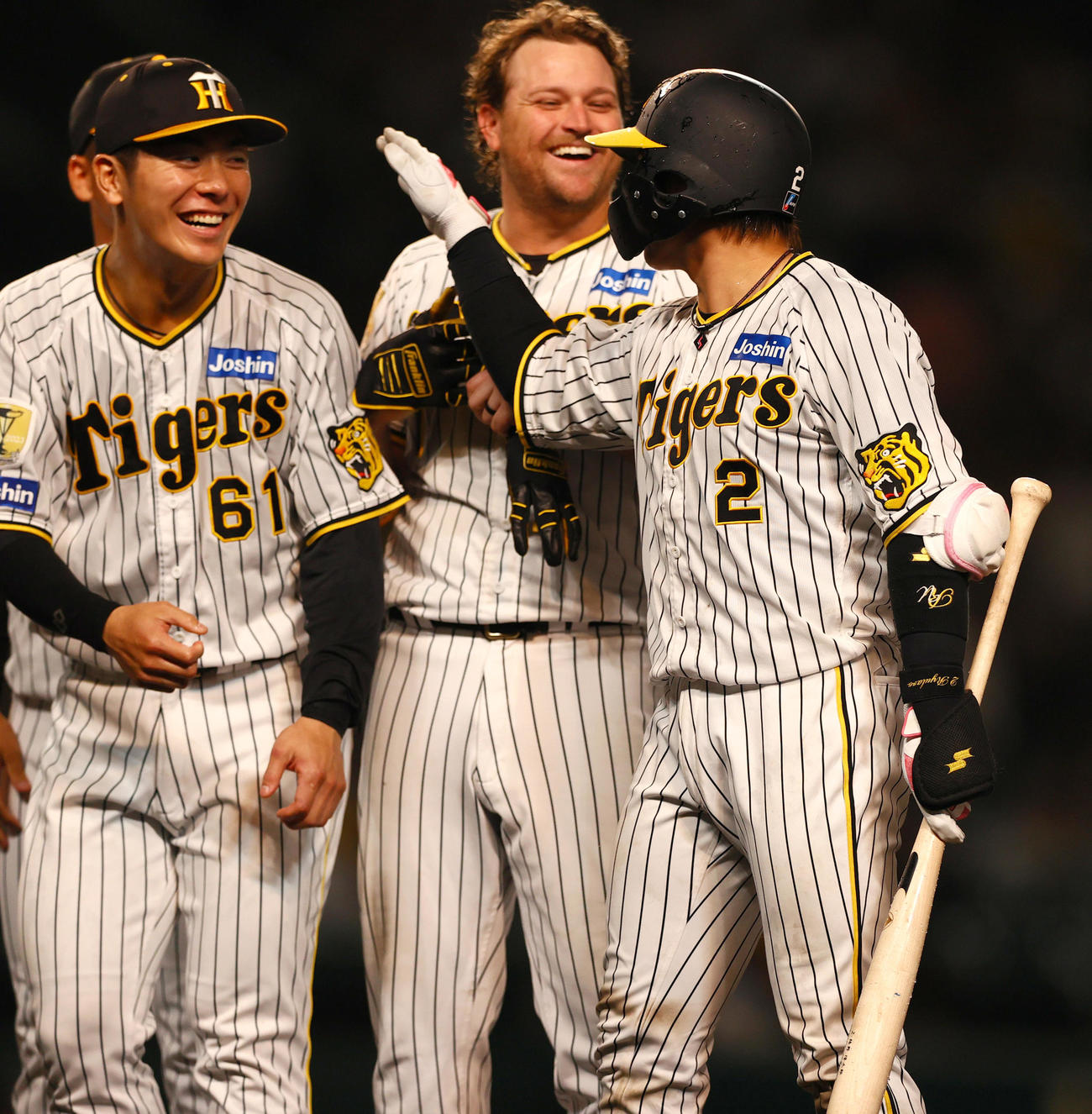 阪神対日本ハム　11回裏阪神1死、二、三塁、サヨナラ勝ちで梅野（右）と喜ぶ豊田。中央はノイジー（撮影・上山淳一）