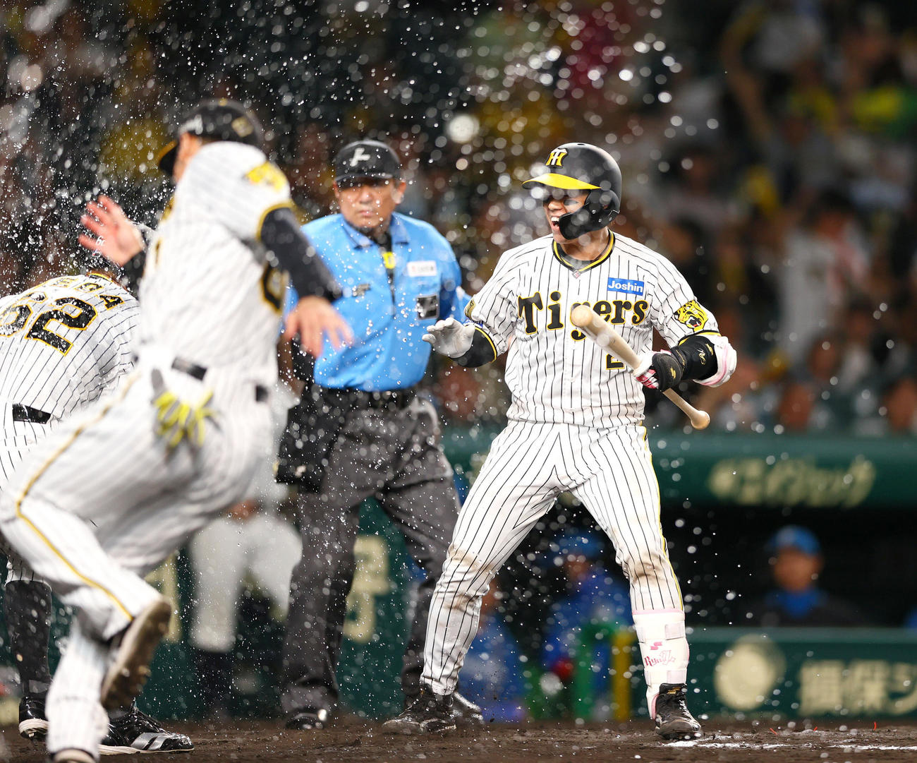 阪神対日本ハム　11回裏阪神1死二、三塁、梅野は矢沢の暴投でサヨナラ勝ちを決め喜ぶ（撮影・上山淳一）