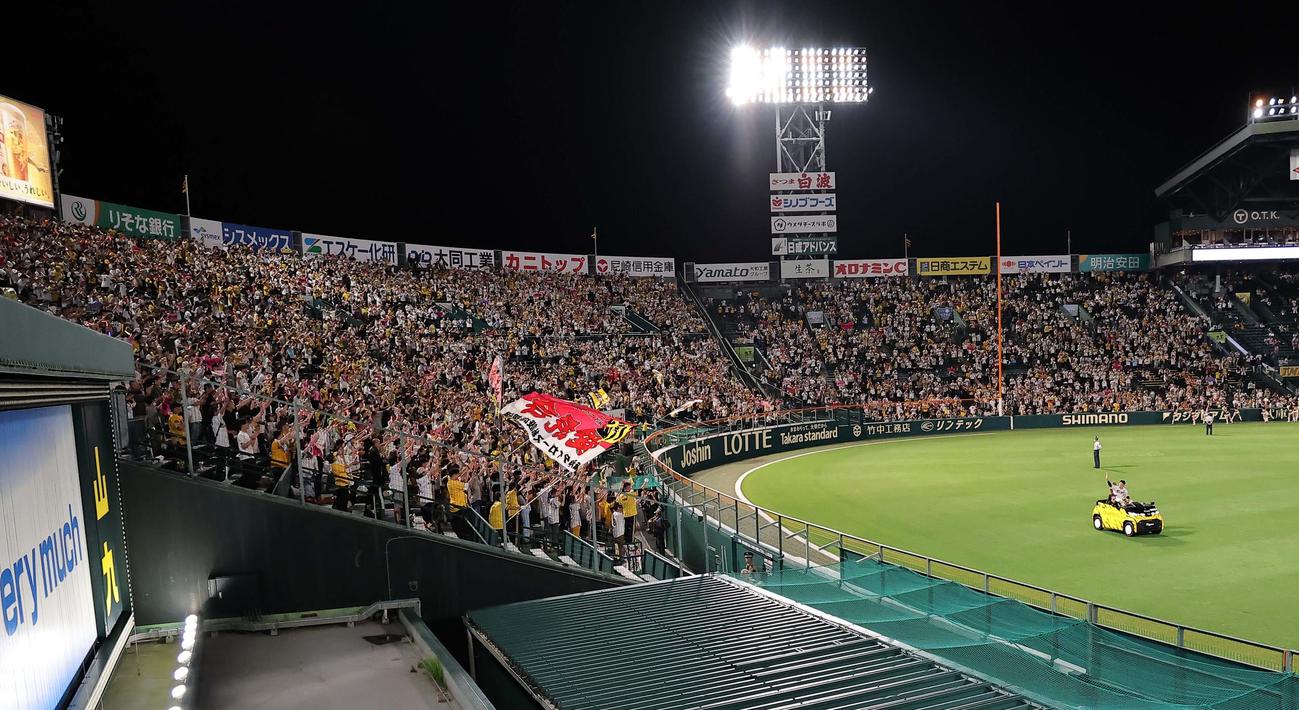 阪神対日本ハム　大勢のファンの歓声を受けながら場内を1周する梅野（撮影・上田博志）