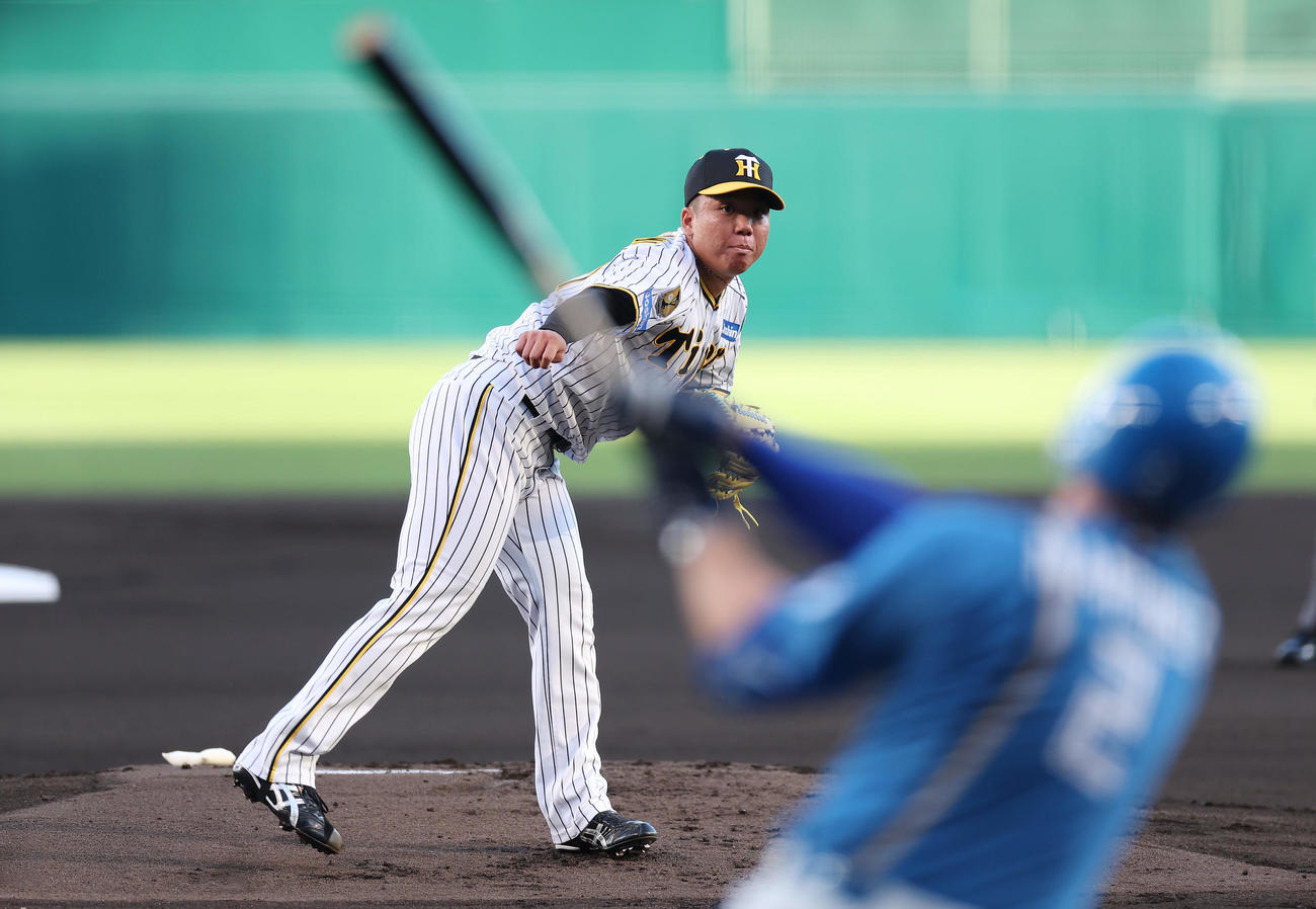 阪神対日本ハム　1回表日本ハム2死一塁、マルティネスを空振り三振に仕留める村上（撮影・前田充）