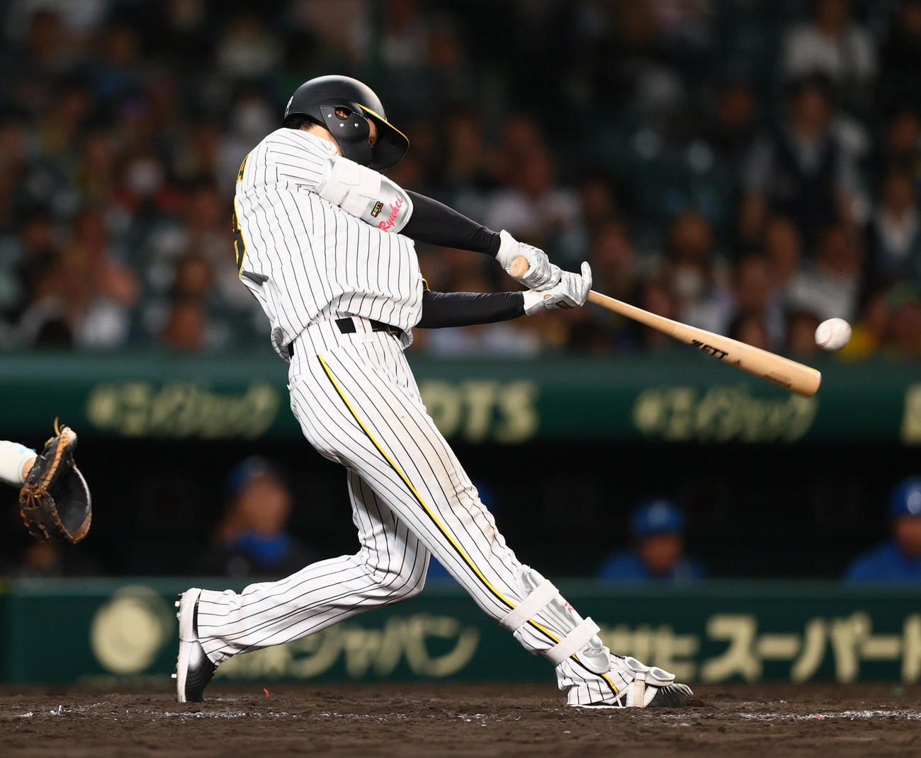 阪神対日本ハム　9回裏阪神2死、小幡は右前打を放つ（撮影・上山淳一）