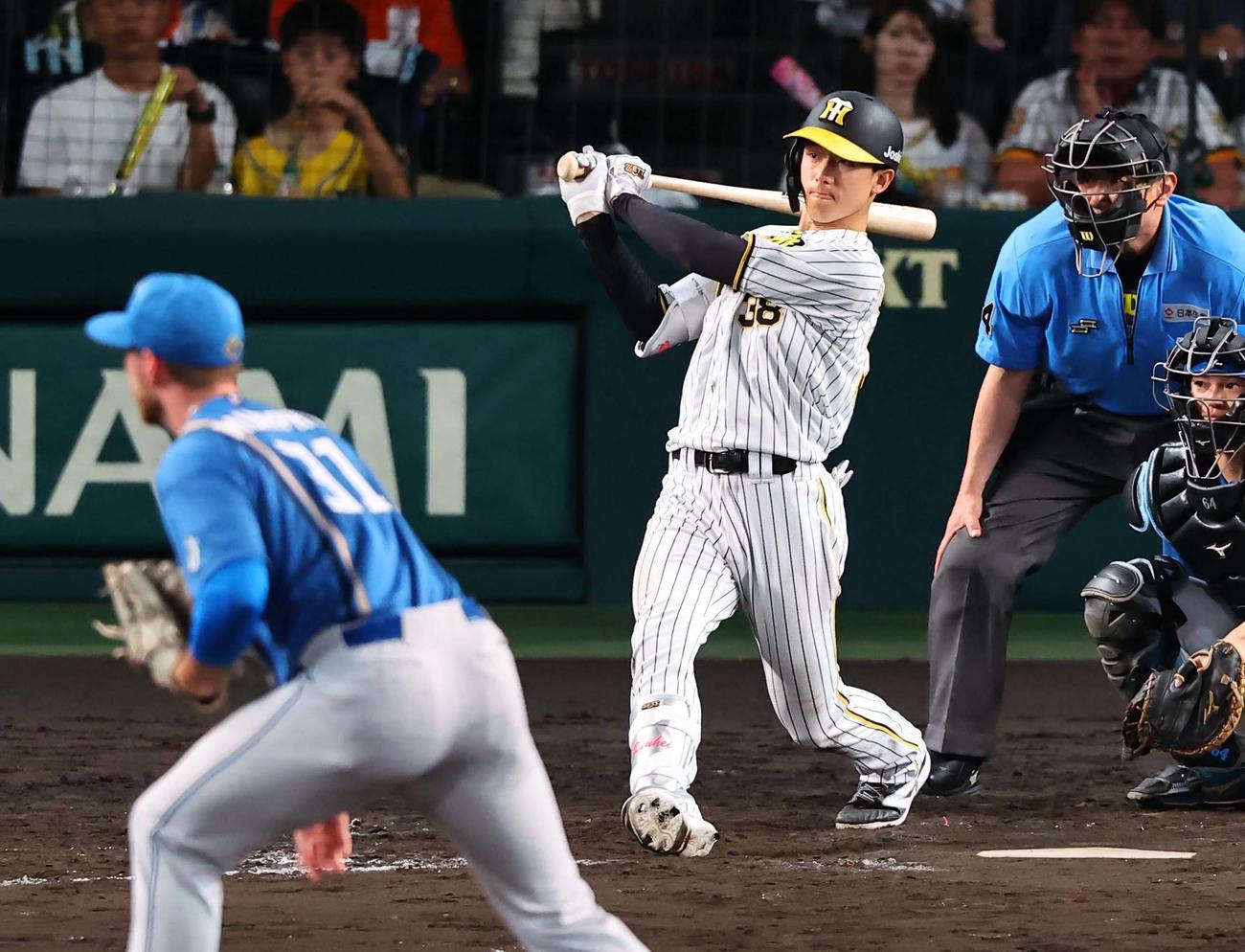 阪神対日本ハム　9回裏阪神2死、小幡は右前打を放つ（撮影・上田博志）