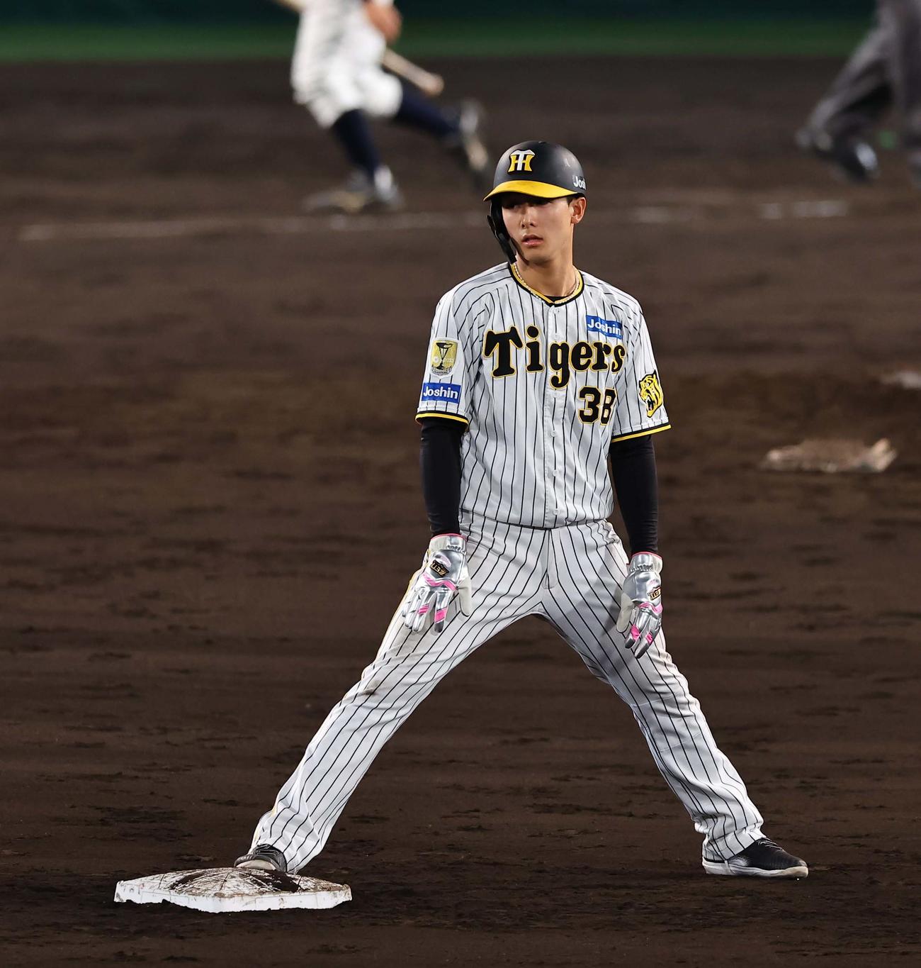 阪神対日本ハム　7回裏阪神1死一、二塁、小幡は近本の右飛で三塁へスタートせず（撮影・上田博志）