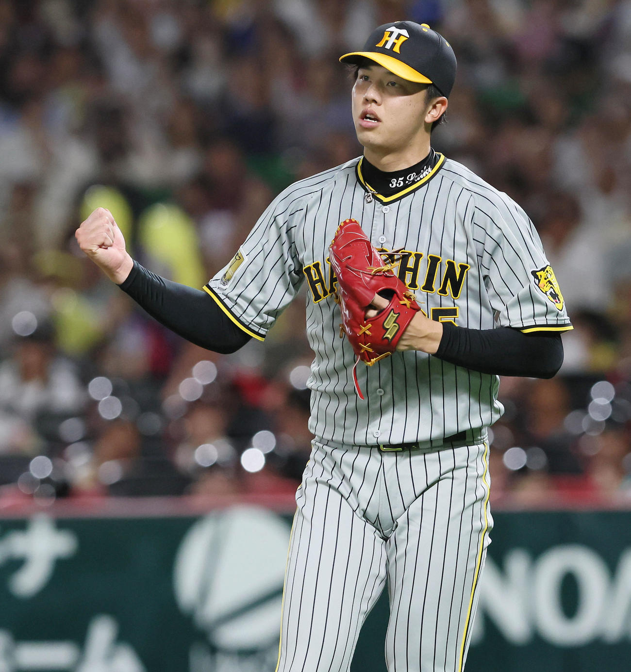 24年6月16日　ソフトバンク対阪神　6回裏ソフトバンク2死、才木は山川を三振に仕留めガッツポーズを見せる（撮影・加藤哉）