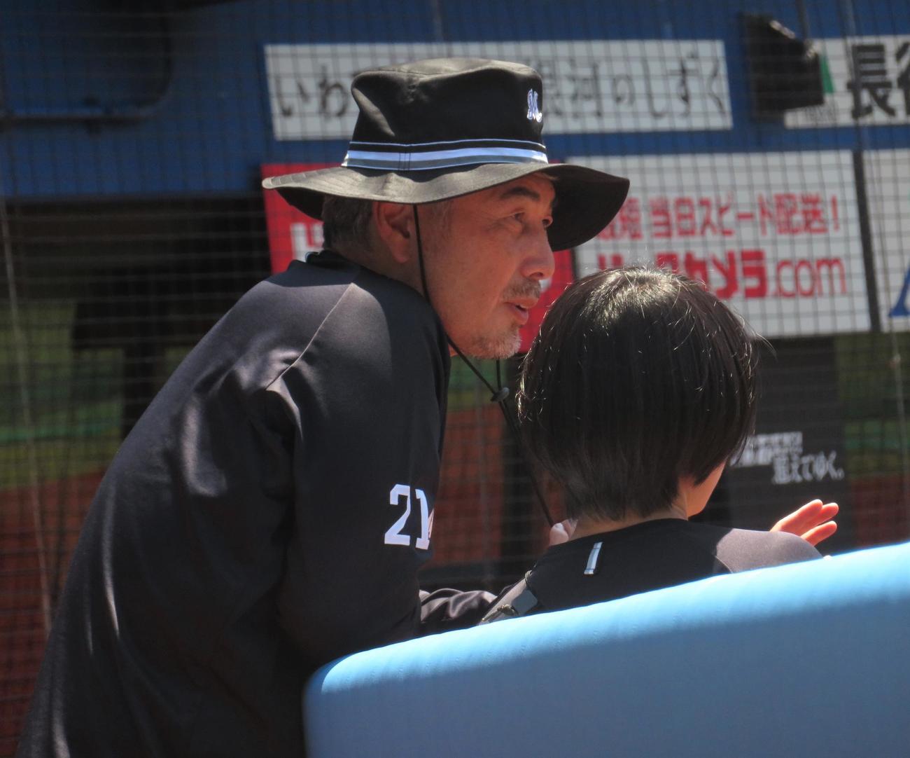練習を見守る吉井監督（撮影・星夏穂）